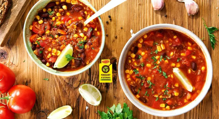 Zupa meksykańska Ani Gotuje: aromatyczne chili con carne z fasolą, kukurydzą i pomidorami, ozdobione limonką.