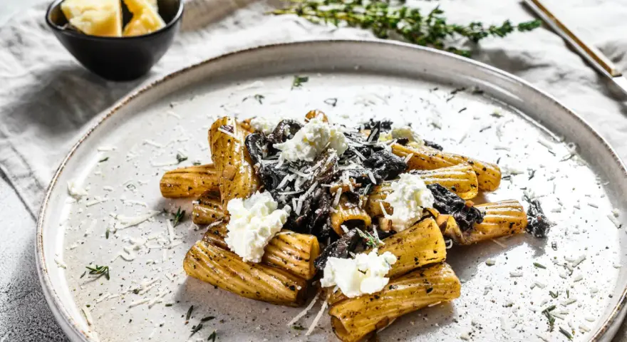 Makaron rigatoni z grzybami i kremowym serem, polany aromatycznym sosem truflowym.
