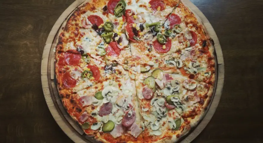 Pizza neapolitańska z salami, jalapeno, kukurydzą i pieczarkami. Pyszna, choć warto pamiętać o jej pizza neapolitańska kcal.