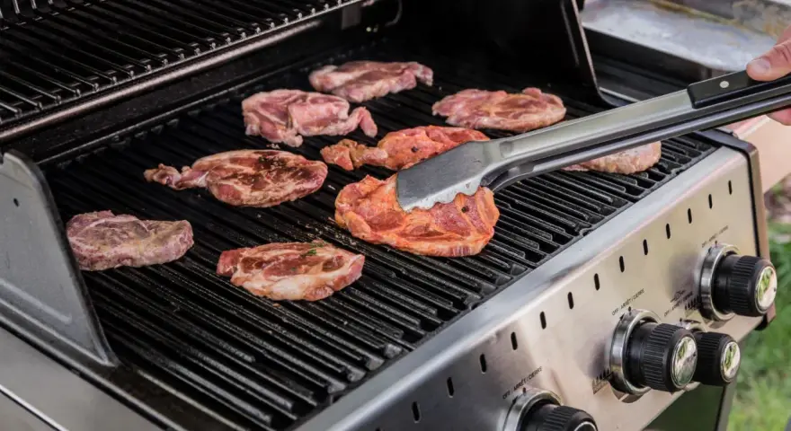 Karkówka na grillu gazowym. Dowiedz się, jak długo grillować karkówkę, by była soczysta i idealnie upieczona.