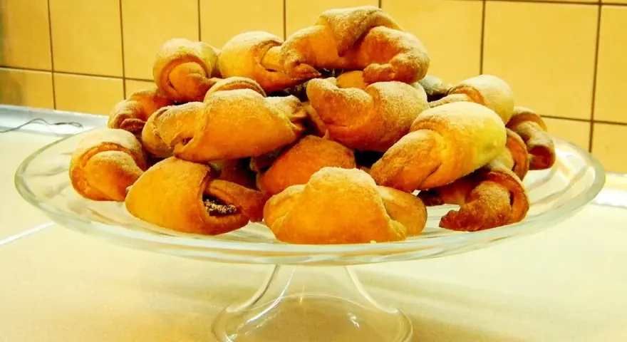 Rogaliki drożdżowe, pachnące jak u babci, na szklanej paterze. Idealne na deser.
