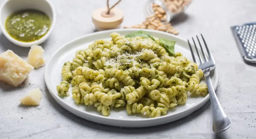 Pyszny makaron fusilli z domowym pesto, parmezanem i orzeszkami pinii. Idealny przepis, jak zrobić pesto!