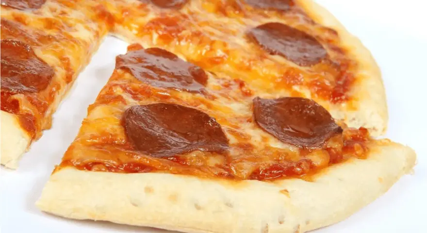 Apetyczna pizza pepperoni z ciągnącym serem. Zastanawiasz się, ile waży pizza? Ta wygląda na idealną porcję!