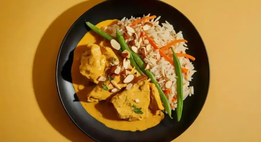 Pyszny kurczak w sosie curry z ryżem, fasolką szparagową i migdałami. Prosty przepis na obiad, który zachwyci każdego.
