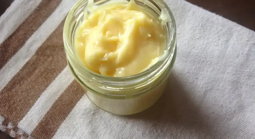 Domowe aioli w słoiczku, kremowe i pyszne, idealne do dipów i sosów.