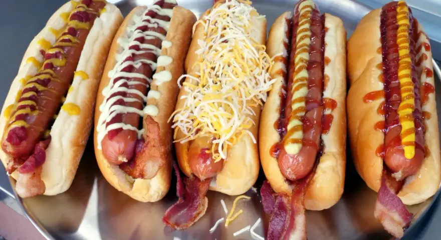 Pięć pysznych hot dogów z frytkownicy powietrznej, z bekonem, serem i sosami. Idealne na szybki posiłek.