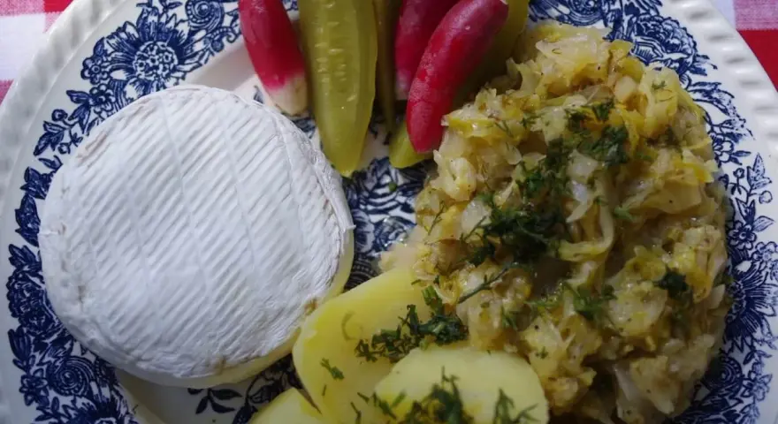 Pyszny camembert z frytkownicy, podany z ziemniakami, kiszonymi ogórkami i rzodkiewką.