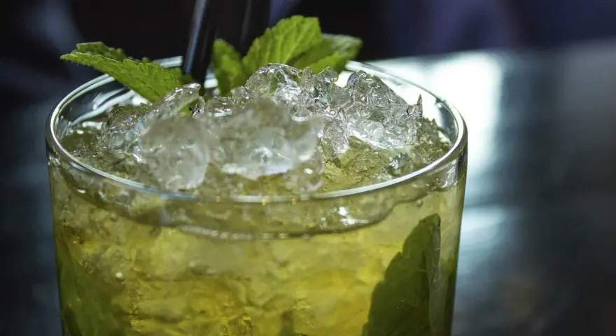 Orzeźwiający mojito bezalkoholowe z lodem i miętą, idealny na upalne dni.