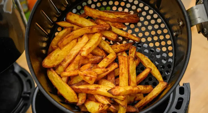 Złociste, chrupiące frytki z airfryer, gotowe do podania. Idealna przekąska bez nadmiaru tłuszczu.