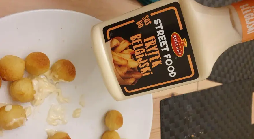 Kuleczki ziemniaczane polane kremowym sosem belgijskim. Idealne do frytek i nie tylko!