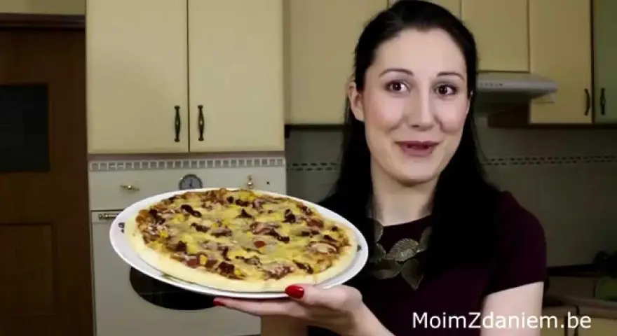 Jak zrobić okrągłą pizzę? Proste techniki ręcznego formowania