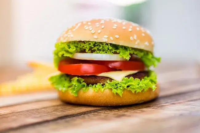 Kalorie w burgerach: ile mają i jak je liczyć?