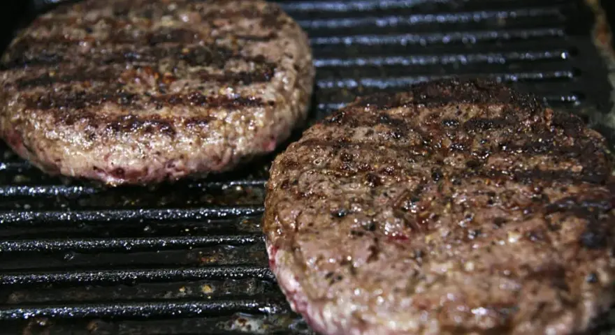 Jak długo smażyć burgera? Idealny czas dla każdego stopnia wysmażenia