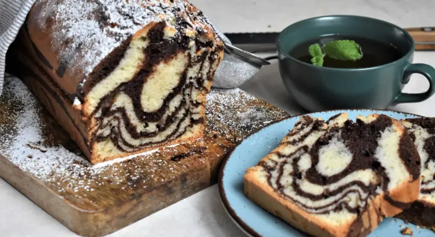 Pyszna babka zebra, idealna na podwieczorek. Ten przepis na babkę zebra zachwyci każdego!
