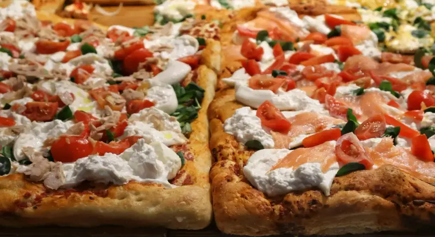 Pyszne placki z burratą, pomidorkami i łososiem. Idealne na szybki przepis na ciasto do pizzy, gdy masz ochotę na coś wyjątkowego.