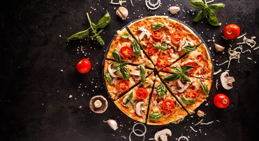 Pizzerinka z pomidorami, pieczarkami i bazylią. Zastanawiasz się, ile kcal ma pizzerinka?
