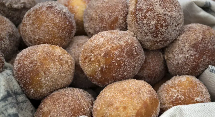Puszyste pączki z ziemniakami Ewy Wachowicz, obtoczone w cukrze z cynamonem, kuszą apetycznym wyglądem.