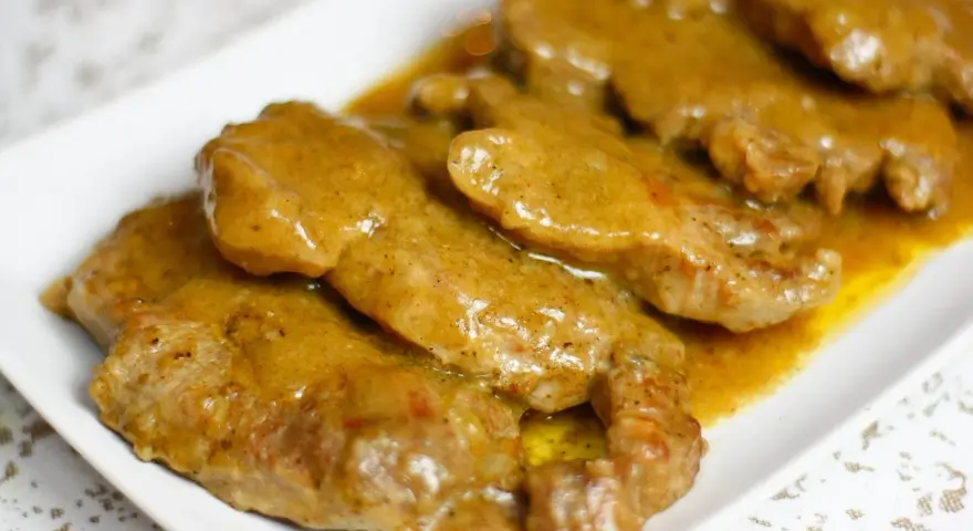 Karkówka w sosie curry, idealny pomysł na obiad. Miękkie plastry karkówki w aromatycznym, złocistym sosie.