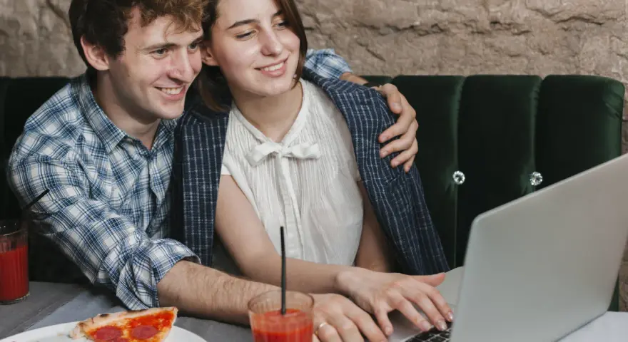 Pizza, mecz i rozrywka online. Jak wygląda idealny wieczór bez wychodzenia z domu?