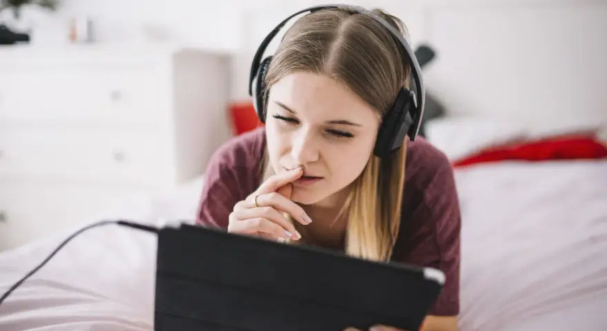 Dlaczego jedne marki oferujące rozrywkę online zatrzymują klientów, a inne ich tracą?
