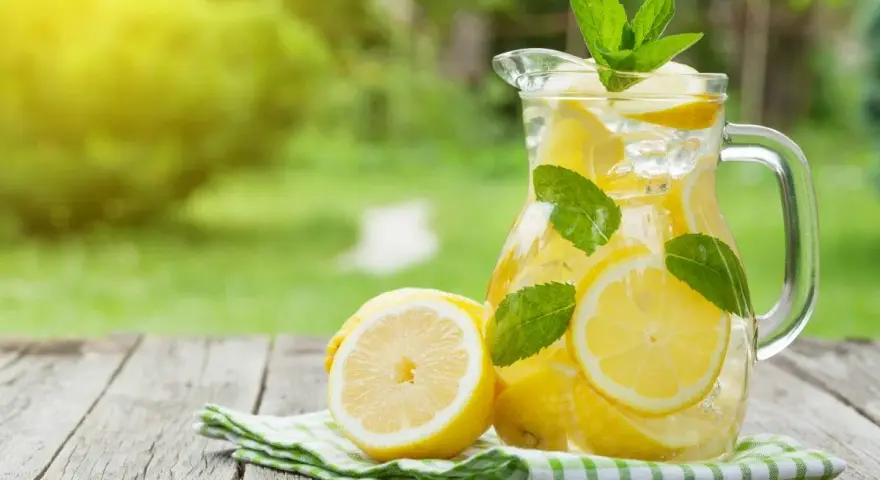 Orzeźwiająca lemoniada z cytrynami i miętą w dzbanku, idealna na upalne dni. Prosty przepis, jak zrobić lemoniadę.