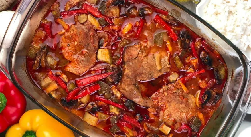 Karkówka po zbójnicku w plastrach, duszona z papryką i pieczarkami w aromatycznym sosie.