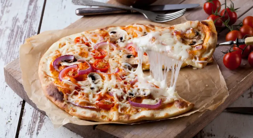 Rozciągający się ser z pizzy margherita 32cm. Idealna na szybki posiłek, choć warto pamiętać o jej kcal.