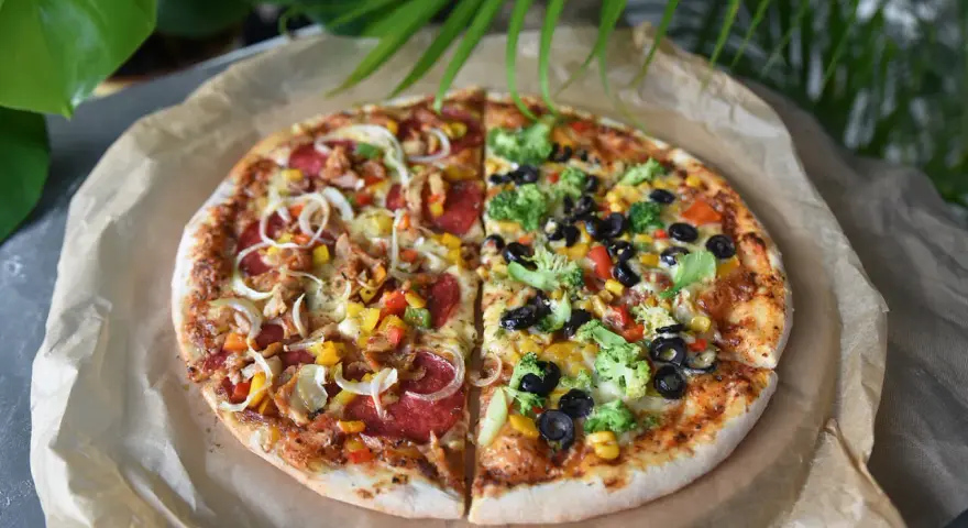 Pizza 40 cm na ile osób? Ta dwukolorowa pizza z kurczakiem, salami, warzywami i brokułami z pewnością zadowoli każdego.