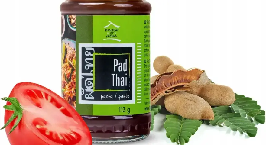 Słoik sosu Pad Thai z tamaryndowcem i pomidorem. Idealny do szybkiego przygotowania autentycznego dania.