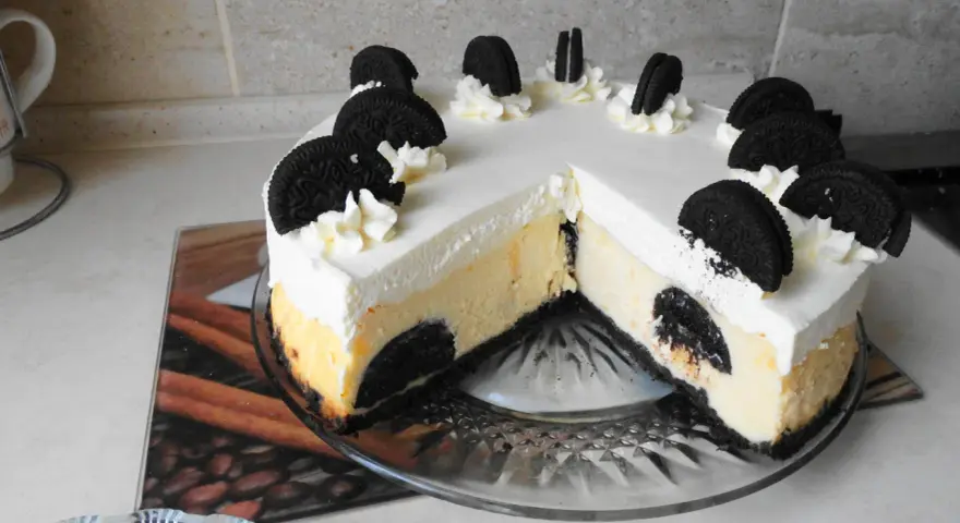 Pyszny sernik Oreo z kawałkami ciastek w środku i na wierzchu. Idealny przepis na deser.