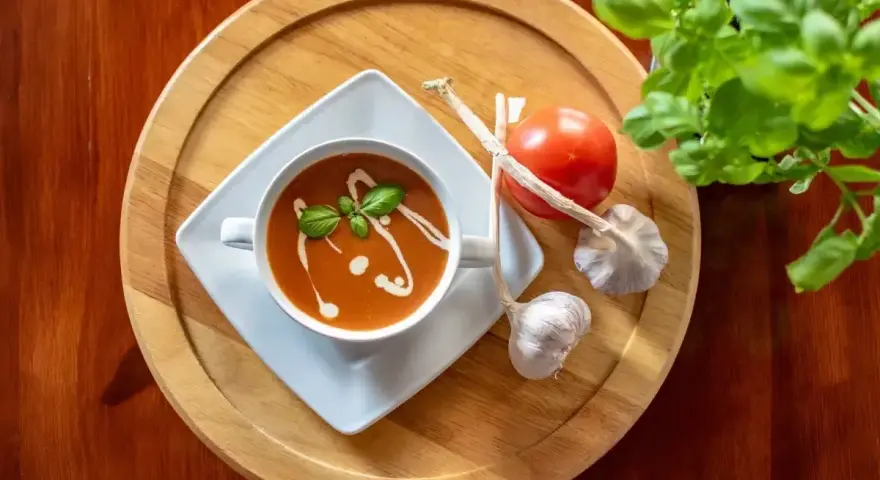 Zupa pomidorowa z bazylią, czosnkiem i pomidorem. Idealne jakie przyprawy do zupy pomidorowej? Czosnek i bazylia to podstawa!