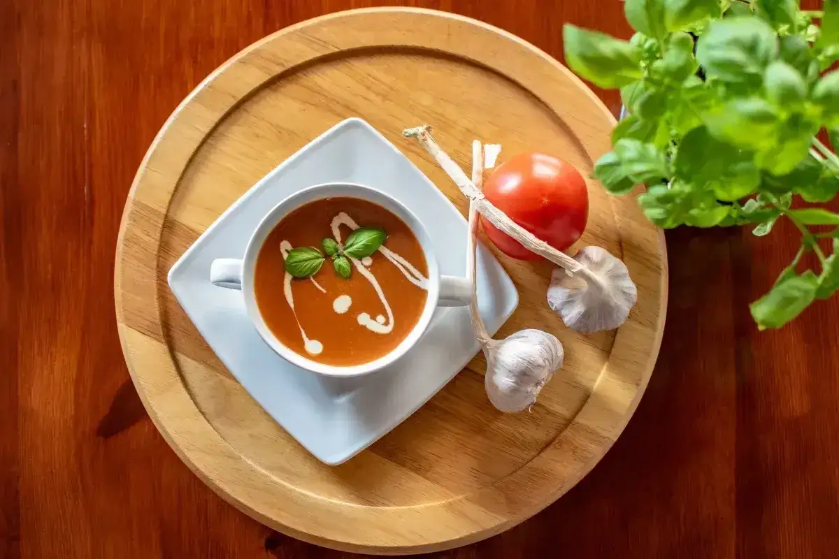 Zupa pomidorowa z bazylią, czosnkiem i pomidorem. Idealne jakie przyprawy do zupy pomidorowej?