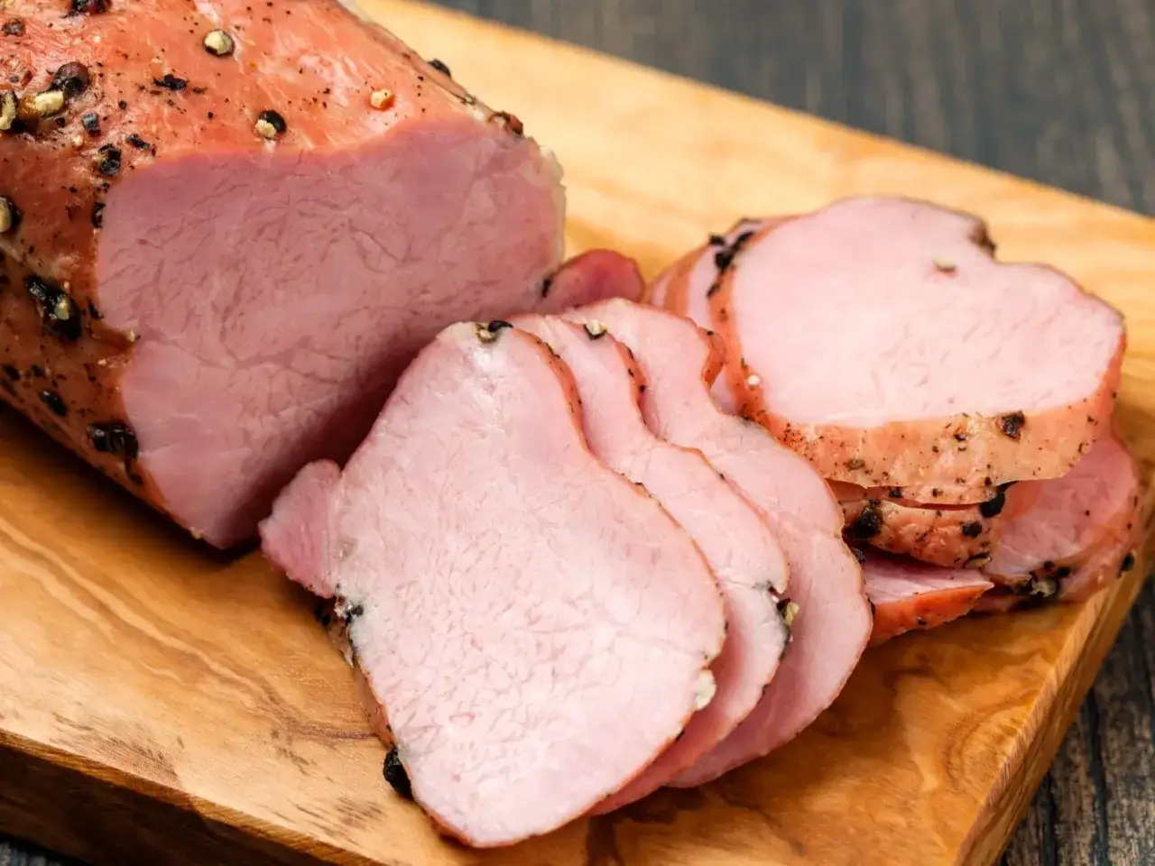 Pokrojony schab w plastrach, przyprawiony pieprzem i ziołami. Idealny do marynaty do schabu.
