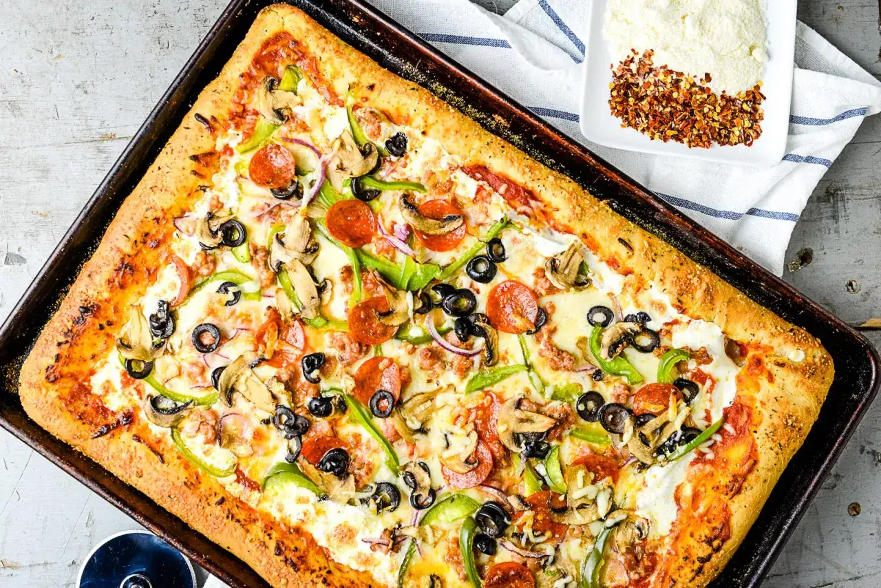 Domowa pizza na blachę z pieczarkami, papryką, oliwkami i pepperoni. Idealny przepis na szybki obiad.