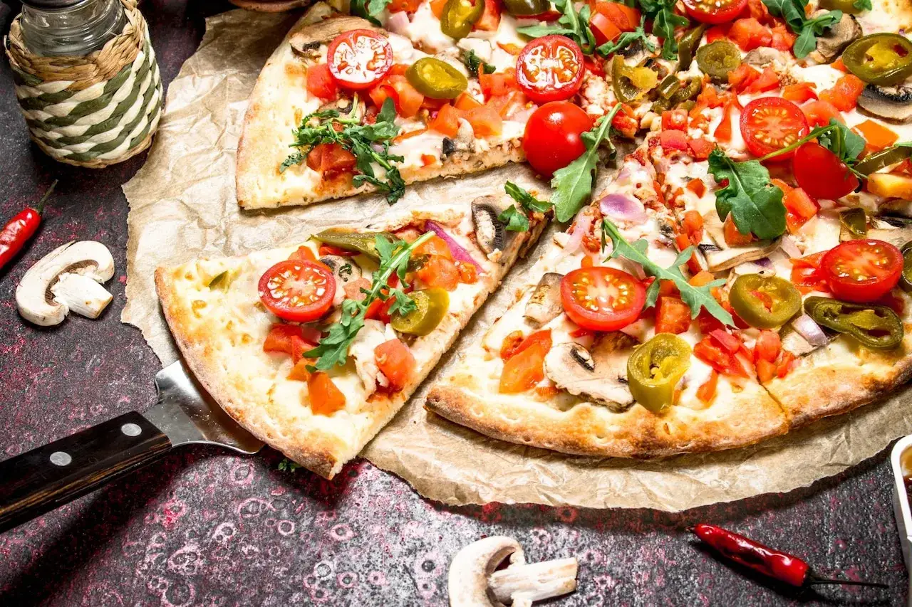 Pizza na cienkim cieście z warzywami