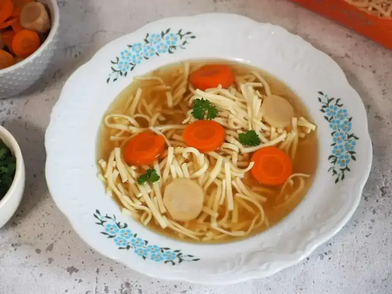 Aksamitny rosół z kaczki z makaronem nitki, marchewką i natką pietruszki. Idealny na chłodne dni.