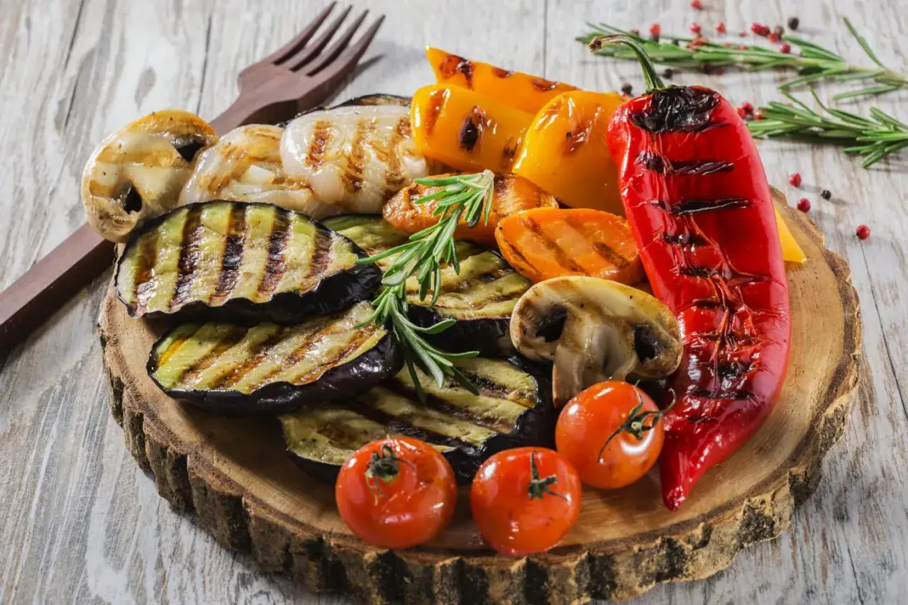 Idealne warzywa na grilla ze znajomymi: grillowany bakłażan, papryka, pieczarki, marchewka i pomidorki.