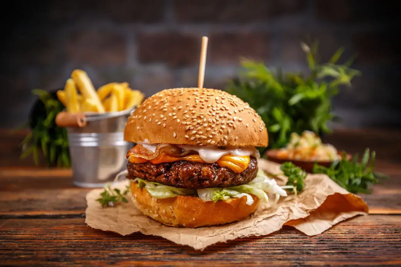 Pyszny burger z serem i bekonem, idealny jako dodatek do frytek.