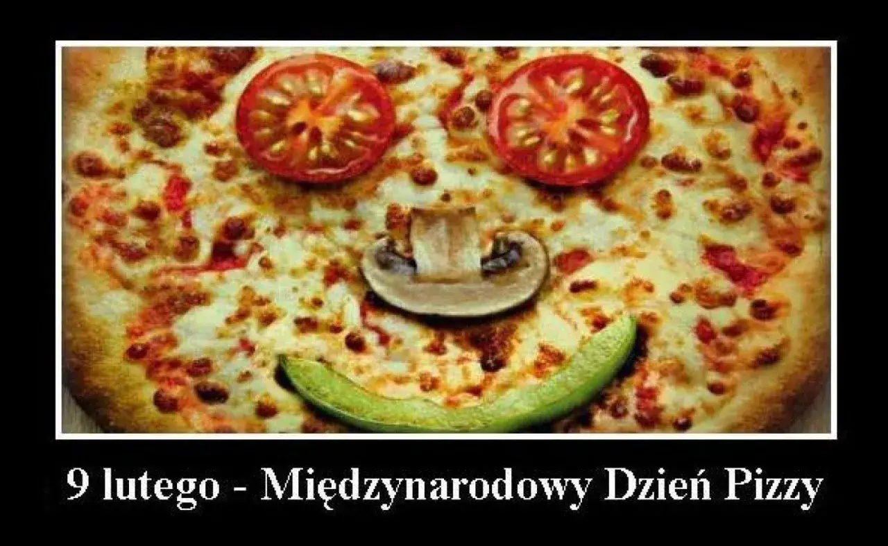 Uśmiechnięta pizza z pomidorów i pieczarki. Idealna na Międzynarodowy Dzień Pizzy, który obchodzimy 9 lutego.