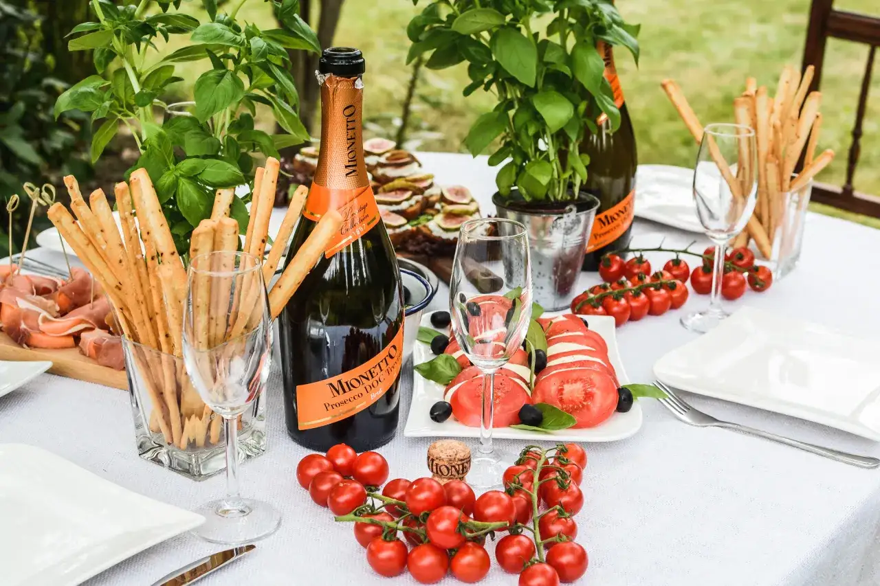 Włoski wieczór: prosecco, caprese, prosciutto i grissini. Idealne menu na letnie popołudnie.
