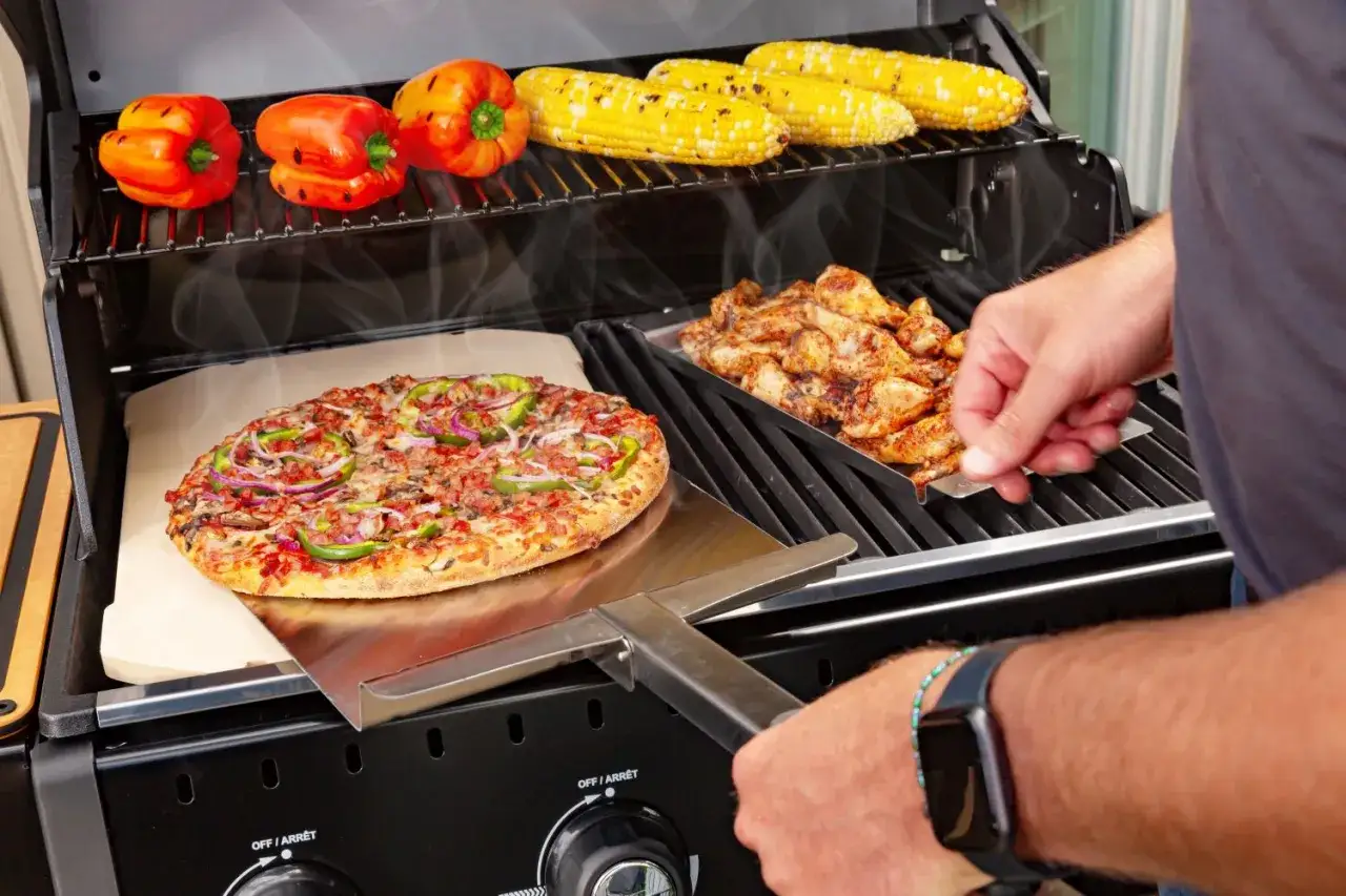 Grill z pizzą, kurczakiem, paprykami i kukurydzą. Idealne miejsce na sprawdzone przepisy na grilla.