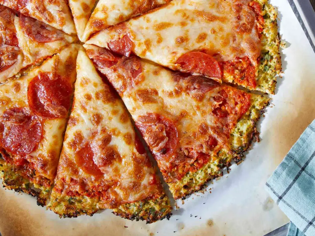 Pyszna pizza z kalafiora z ciągnącym się serem i pepperoni. Idealna na lekki obiad.