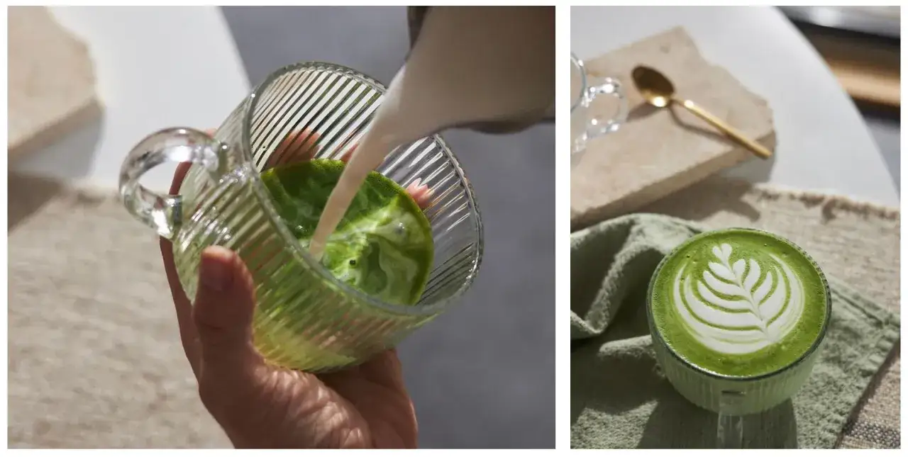 Przygotowanie matcha latte: mleko wlewane do zielonej pianki w szklance. Obok gotowy napój z artystycznym wzorem.