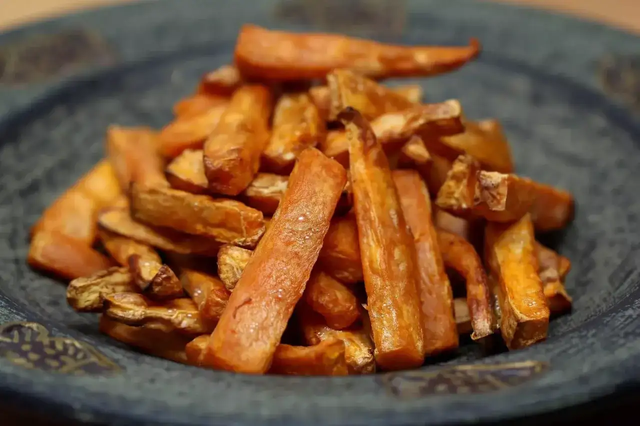 frytki z batatów pieczone i smażone porównanie