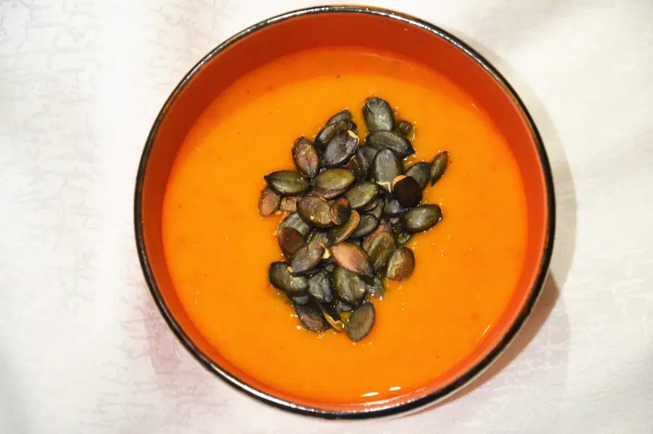 Zupa krem z dyni przepis Ewy Wachowicz. Aromatyczna, pomarańczowa zupa z pestkami dyni.