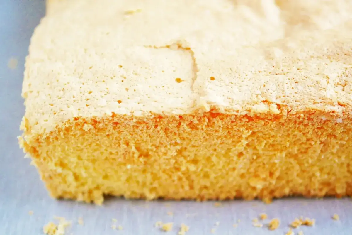 Puszysty biszkopt z 5 jaj na blachę, idealny do tortów i deserów. Ten przepis na biszkopt jest prosty i szybki.
