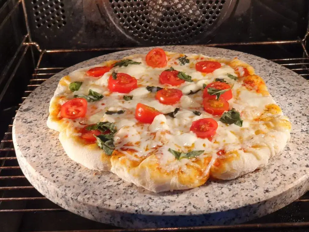 pizza przywierająca do kamienia