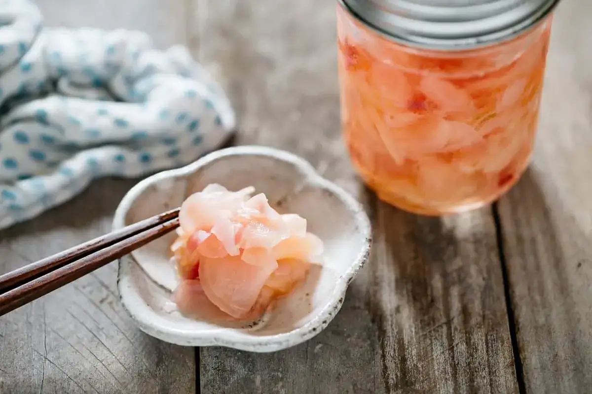 Różowy imbir marynowany w słoiku i na talerzyku, gotowy do sushi.
