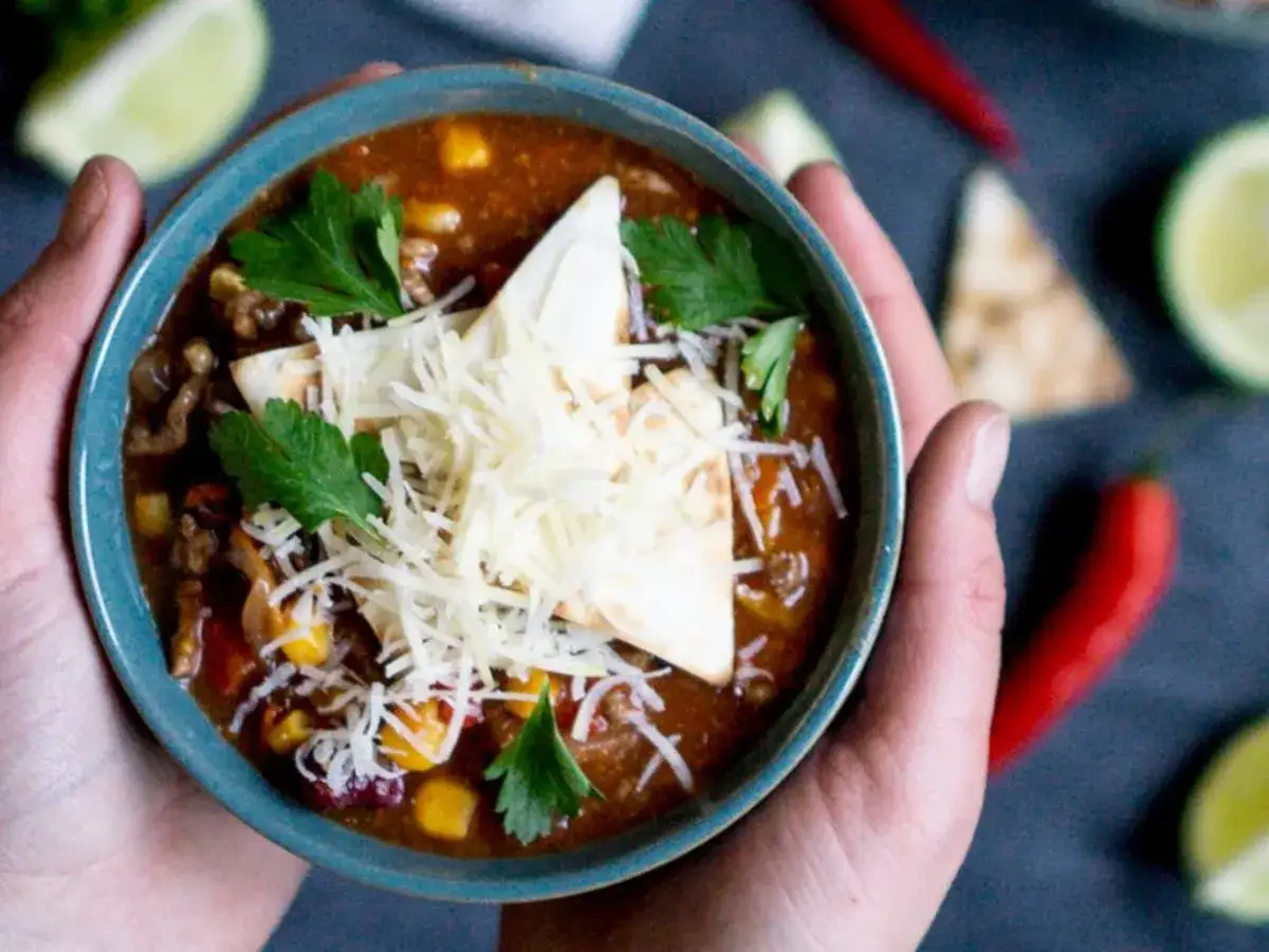 Zupa meksykańska Ani Gotuje: aromatyczna, sycąca, z mielonym mięsem, kukurydzą, fasolą, posypana serem i nachos.