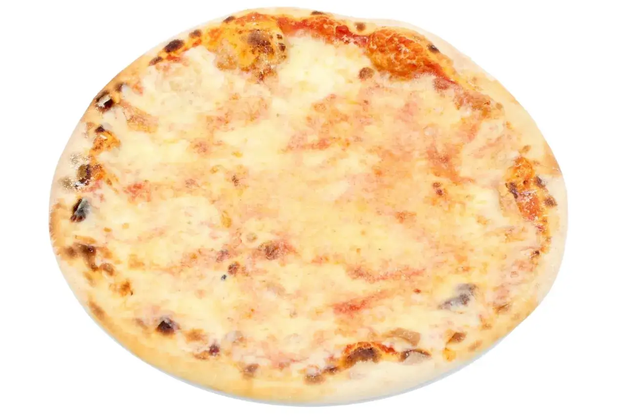 Prosta pizza margherita z rozpływającym się serem i lekko przypieczonym brzegiem. Takie są właśnie pizze, które uwielbiamy!